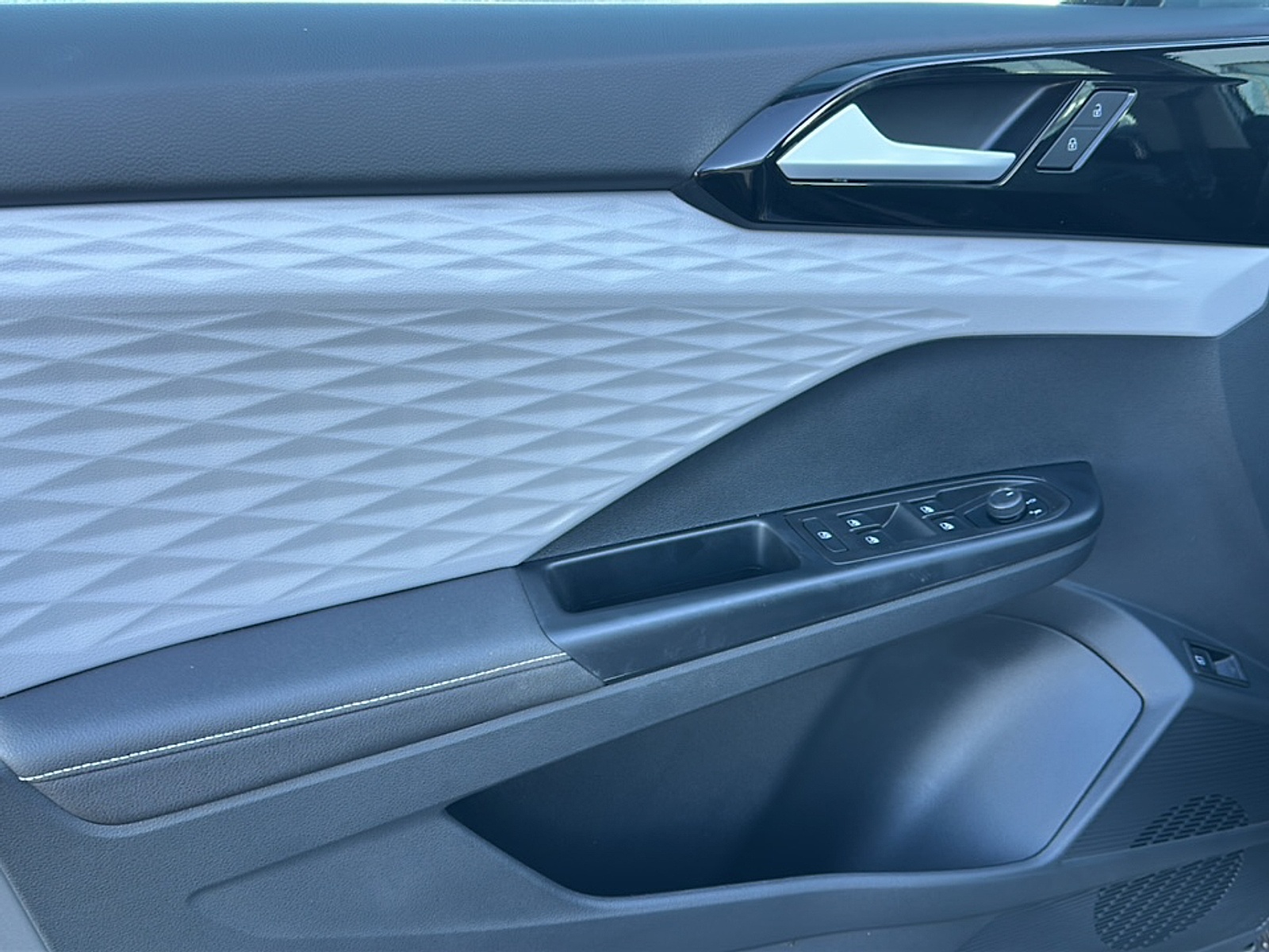 2024 Volkswagen Taos S photo 2