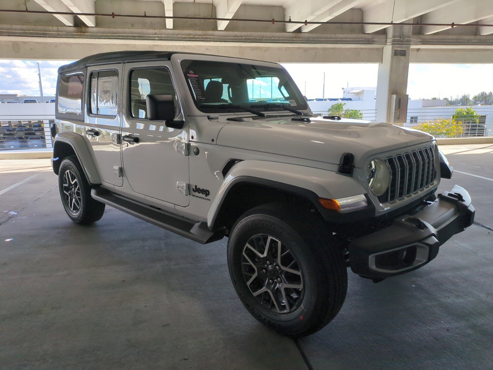 2025 Jeep Wrangler 4-Door Sahara's photo