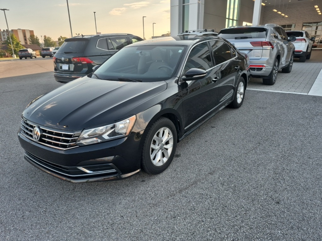 2017 Volkswagen Passat S photo 2