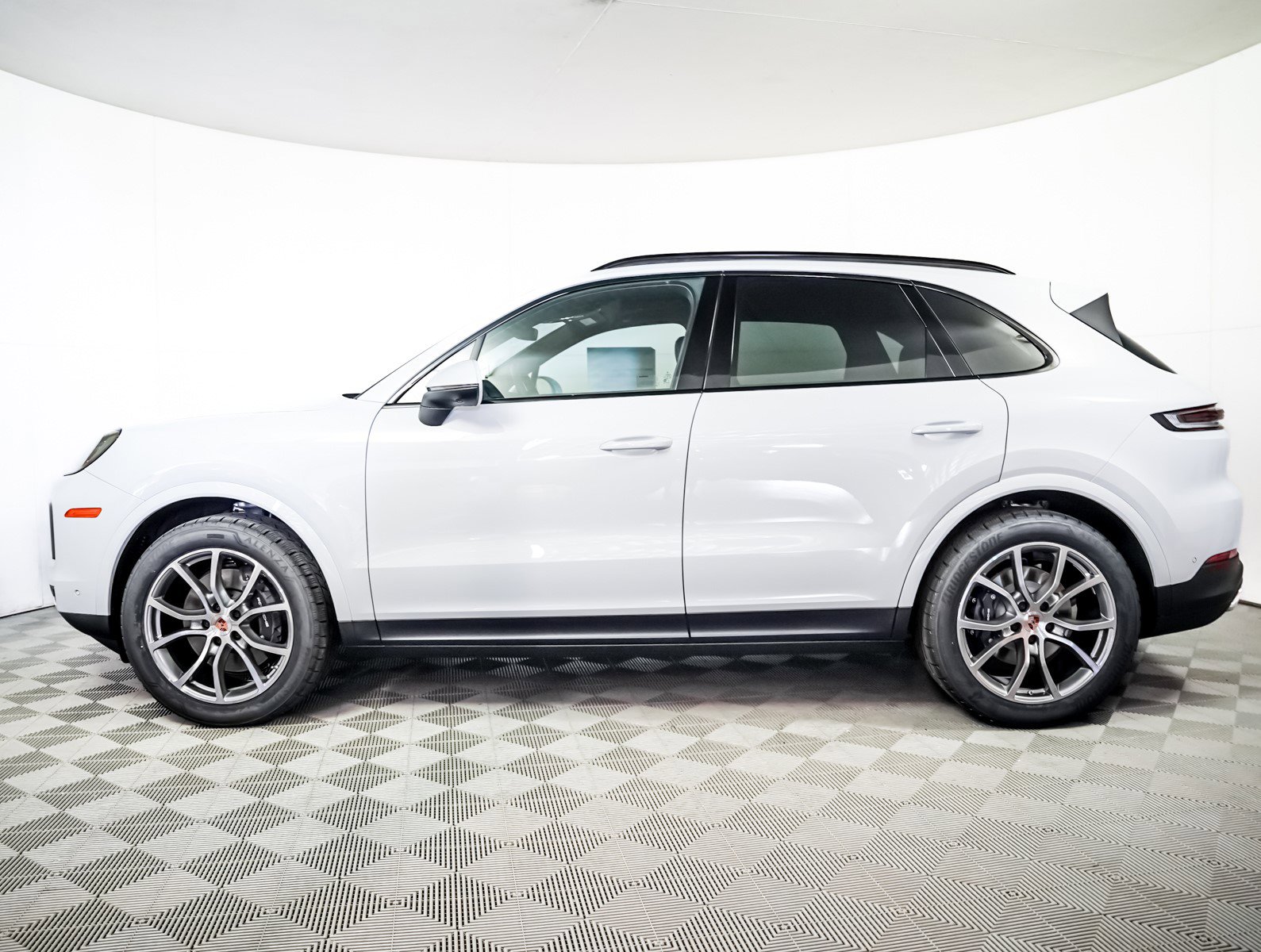 2026 Porsche Cayenne photo 2