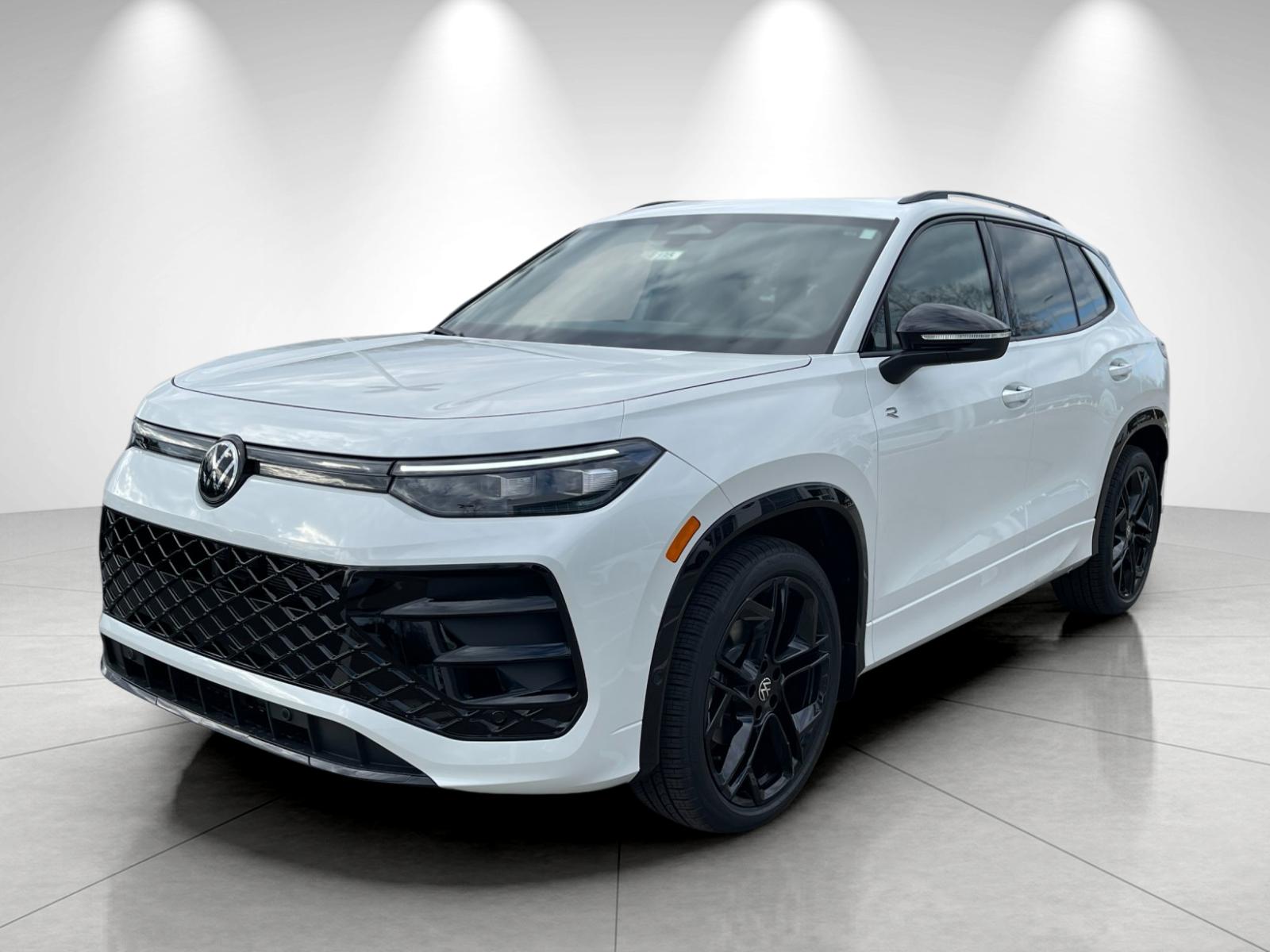 2026 Volkswagen Tiguan SE R-LINE BLACK's photo