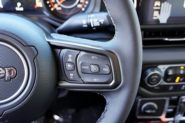 New 2025 Bright White Clear-Coat Exterior Paint Jeep Mojave image 42