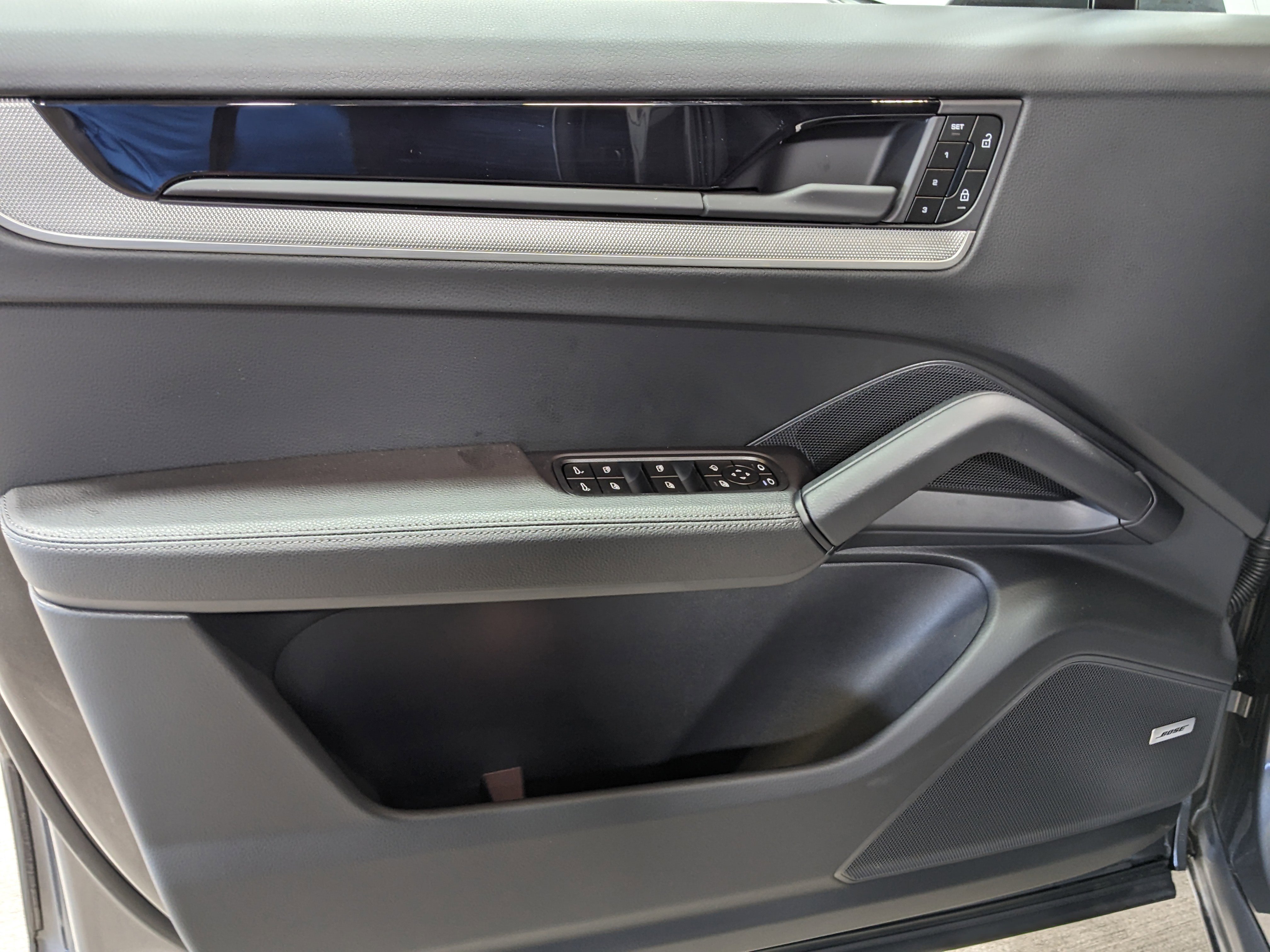 2025 Porsche Cayenne photo 3