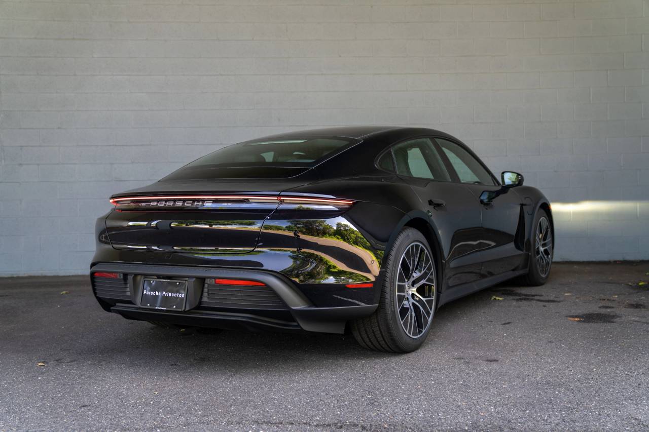 2025 Porsche Taycan 4 photo 15