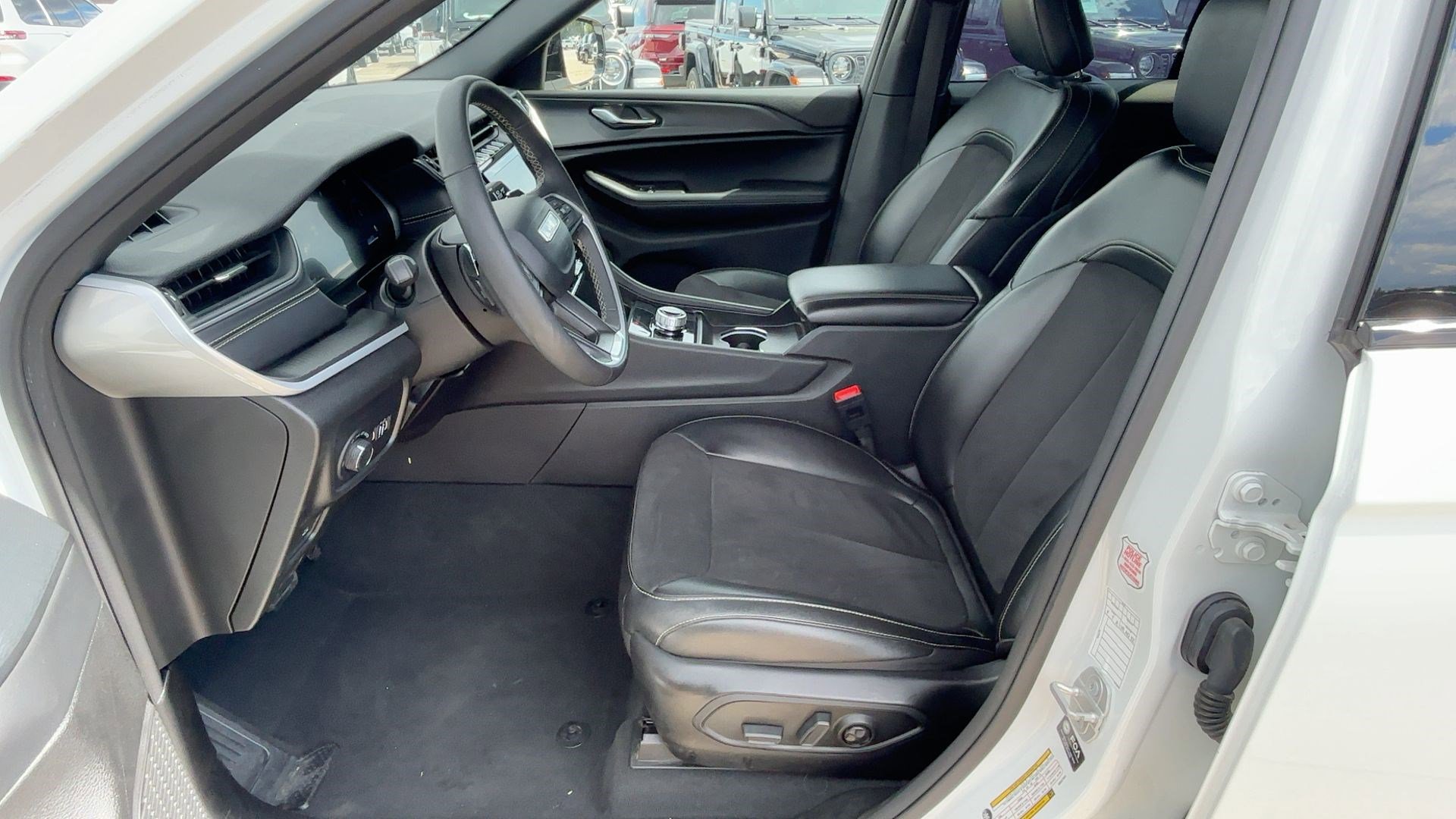 2024 Jeep Grand Cherokee Altitude photo 2