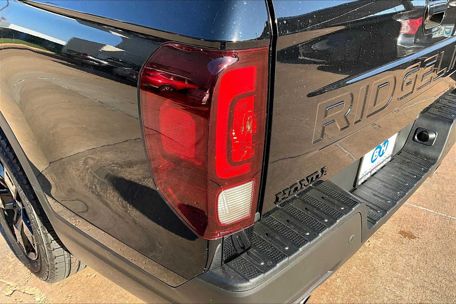 2026 Honda Ridgeline Black Edition photo 14