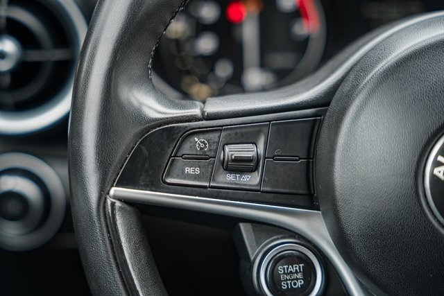 2019 Alfa Romeo Giulia Base photo 25
