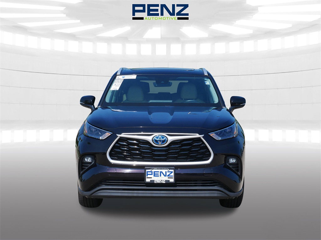 Used 2022 Toyota Highlander XLE with VIN 5TDGBRCH8NS098374 for sale in Rochester, Minnesota