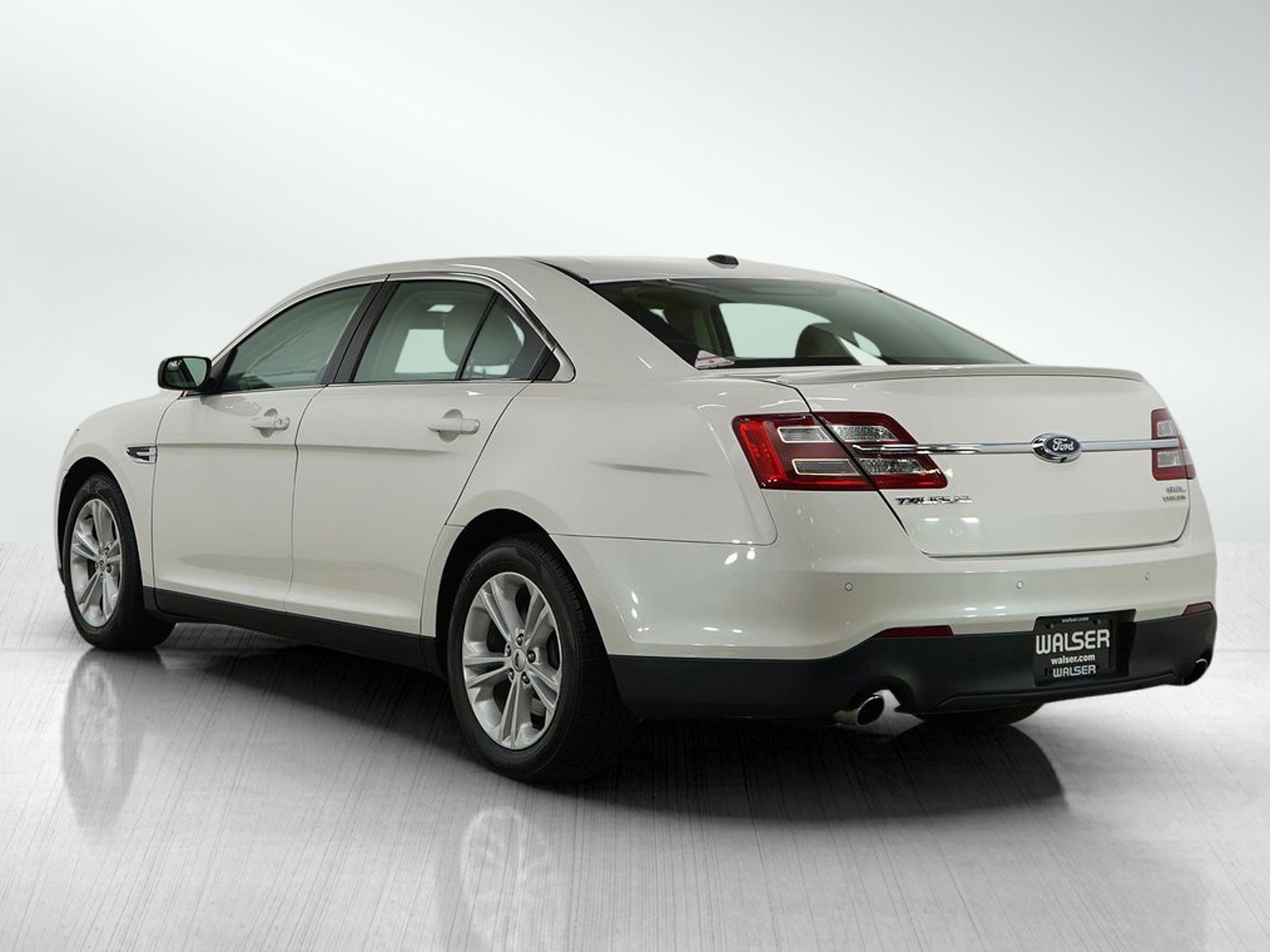 2016 Ford Taurus SEL photo 2
