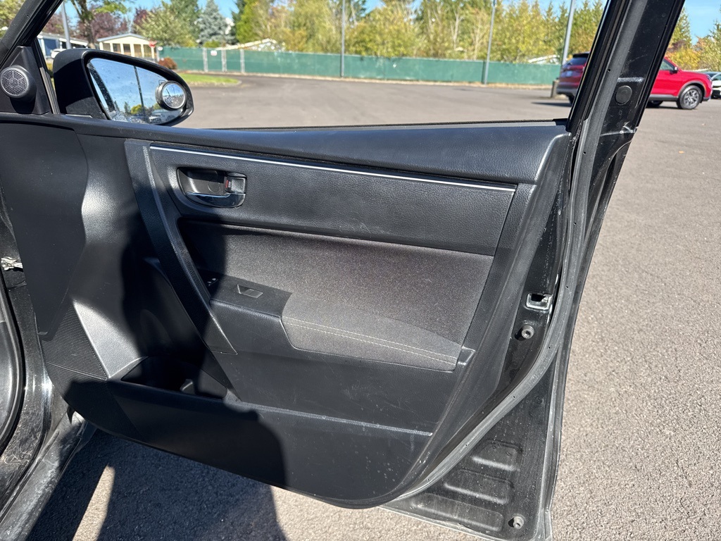 2017 Toyota Corolla LE photo 23