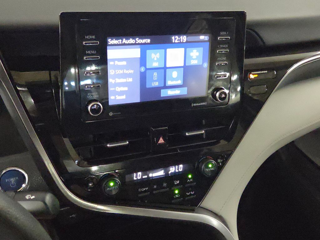2021 Toyota Camry Hybrid LE photo 22