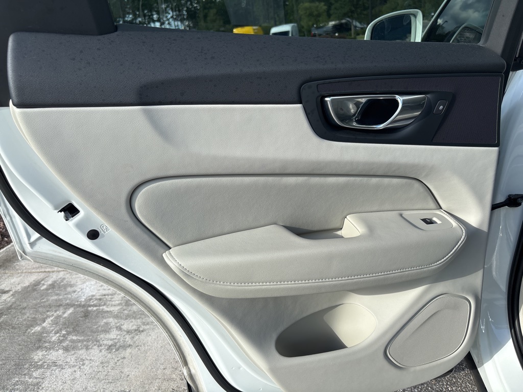 2022 Volvo XC60 B5 Inscription photo 15