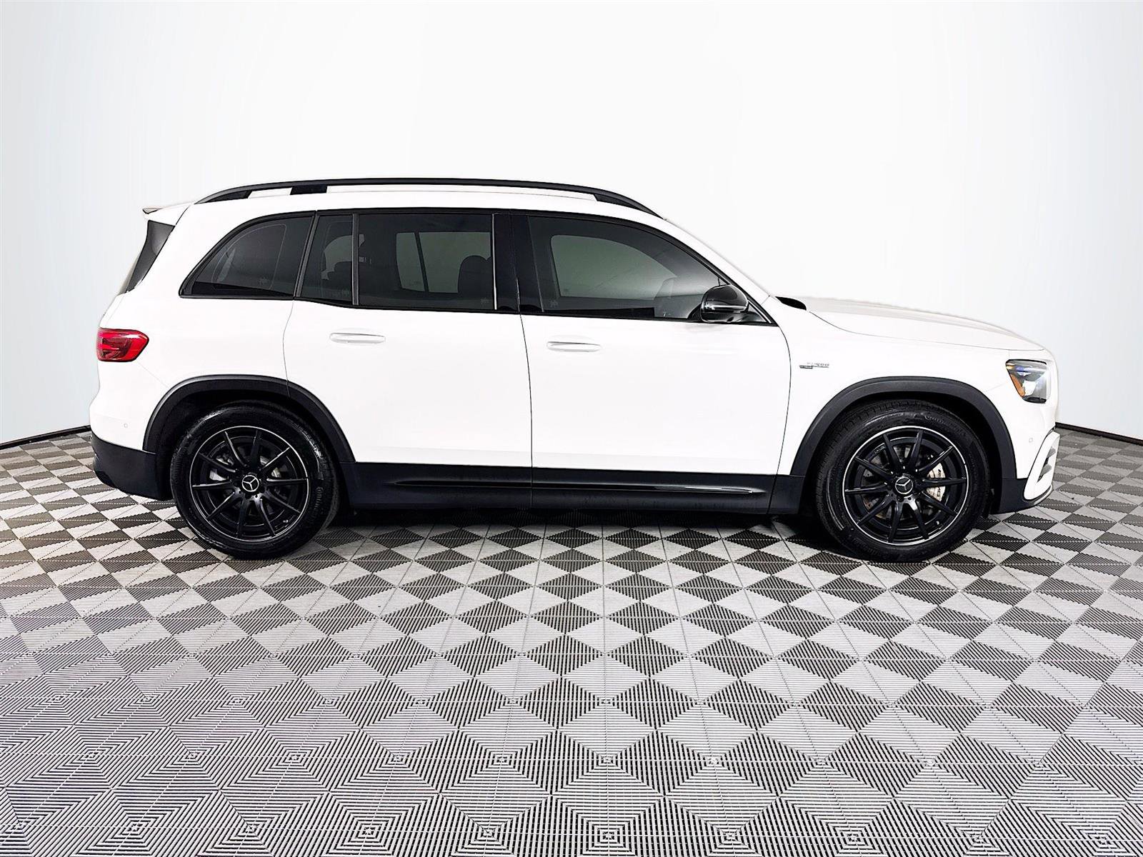 2025 Mercedes Benz GLB 35 AMG 4MATIC photo 2