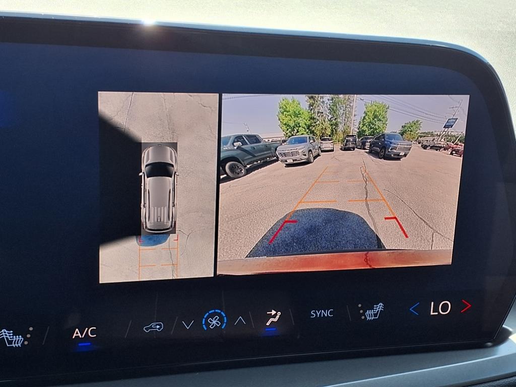 2025 Chevrolet Traverse photo 9