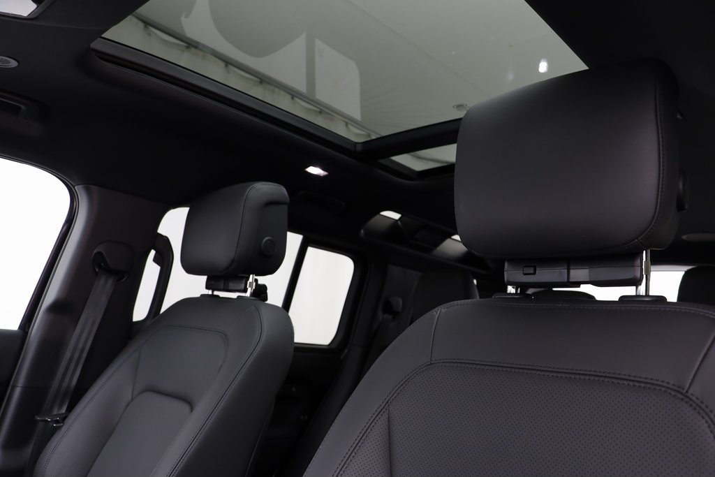 2025 Land Rover Defender 110 X-Dynamic SE photo 11