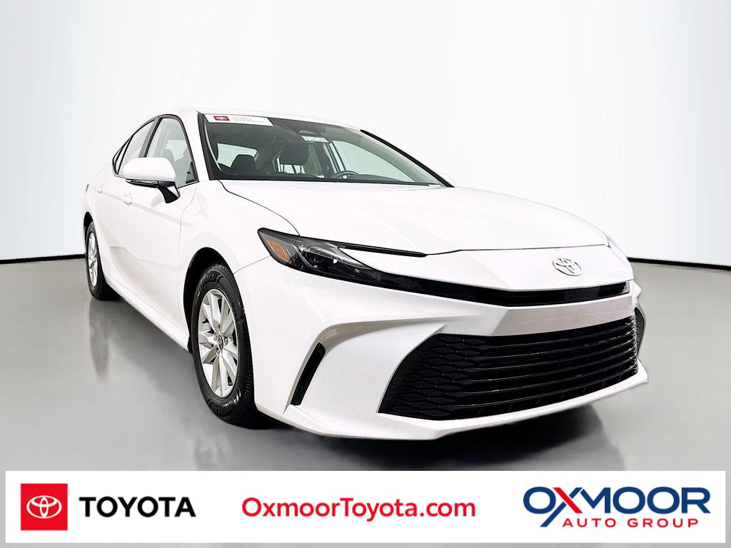 2025 Toyota Camry LE's photo