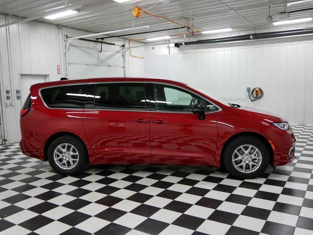 2025 Chrysler Pacifica photo 2
