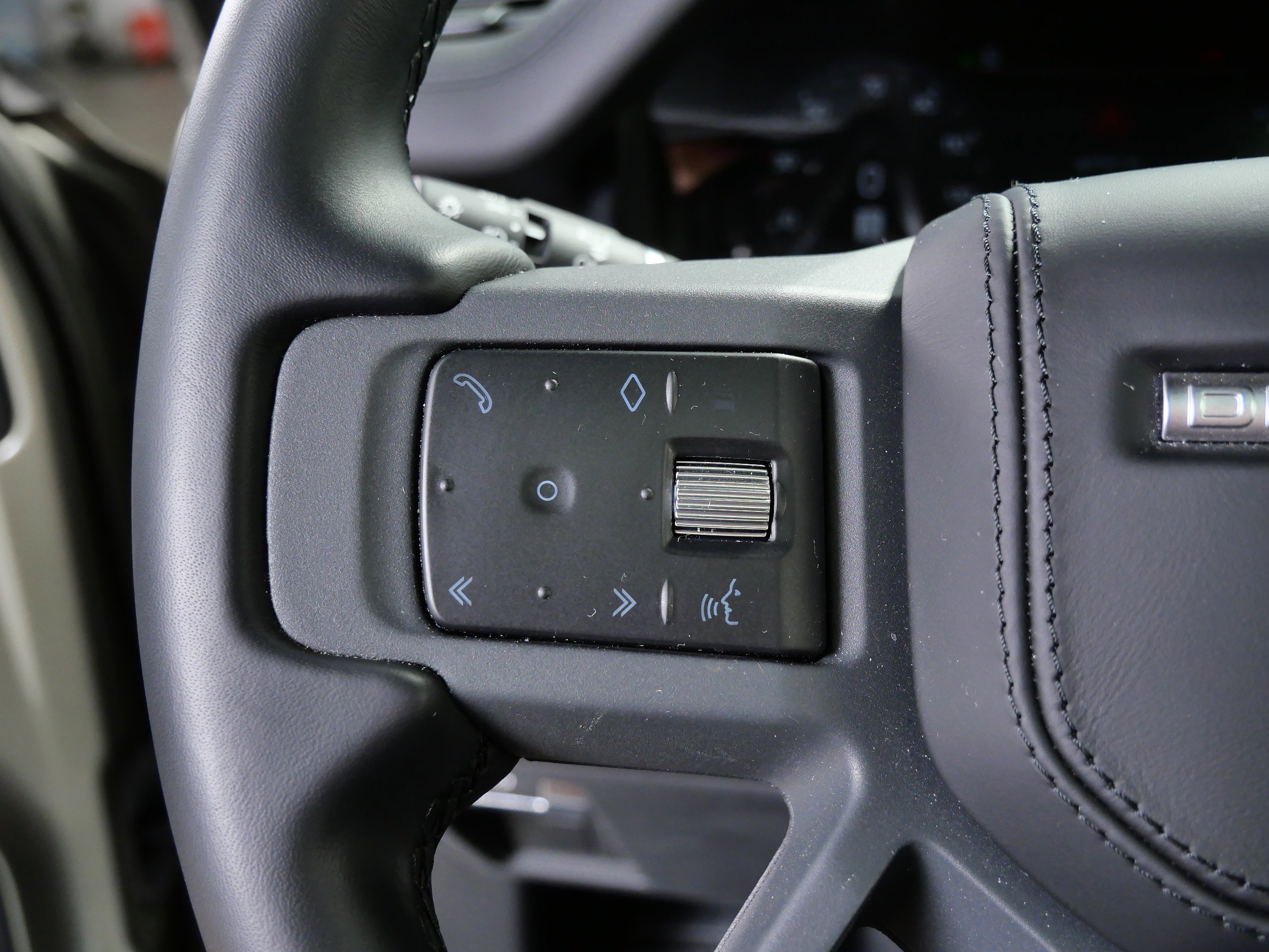 2023 Land Rover Defender 90 X photo 25