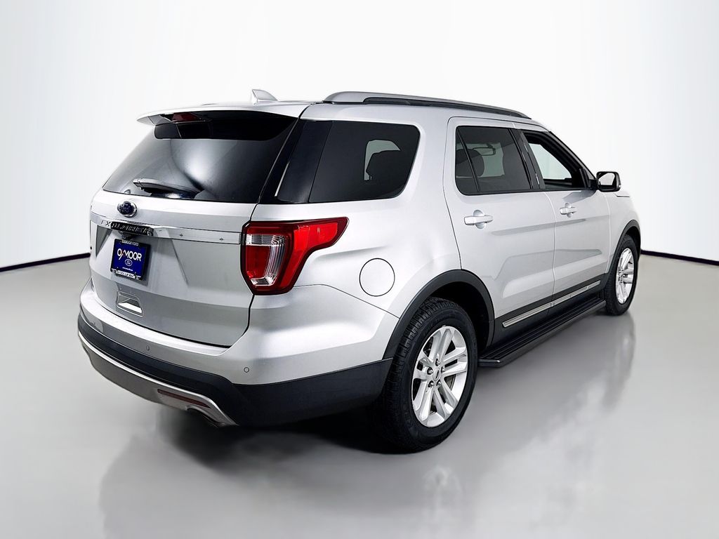 2017 Ford Explorer XLT photo 4