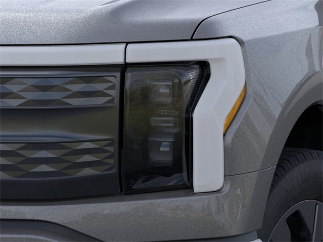 2025 Ford F-150 Lightning Lariat photo 18