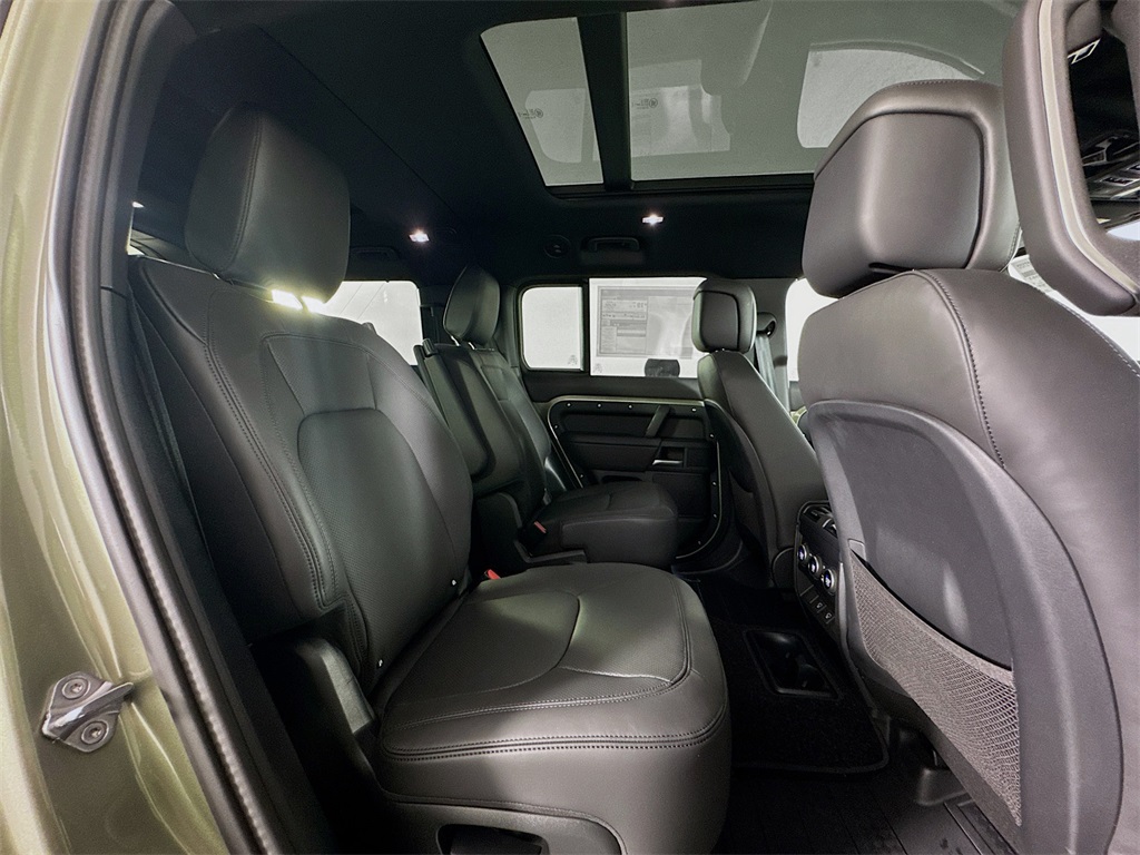 2025 Land Rover Defender 130 X-Dynamic SE photo 19