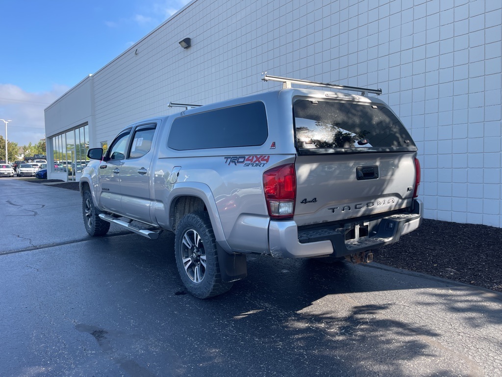 2016 Toyota Tacoma TRD Sport photo 2