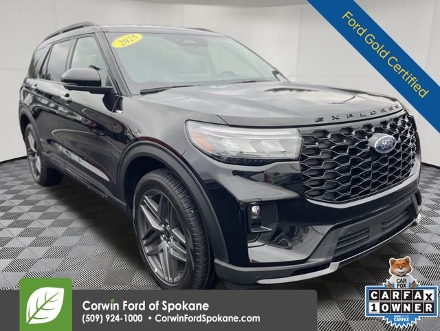 2025 Ford Explorer ST-LINE's photo