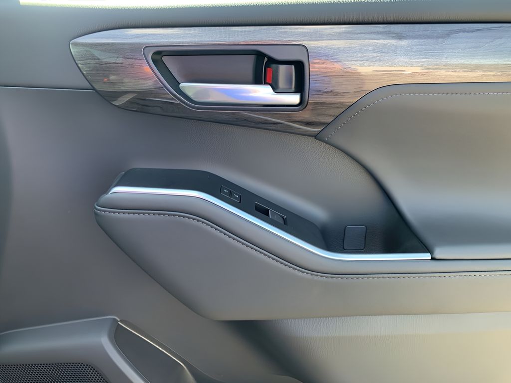 2025 Toyota Highlander Platinum photo 18