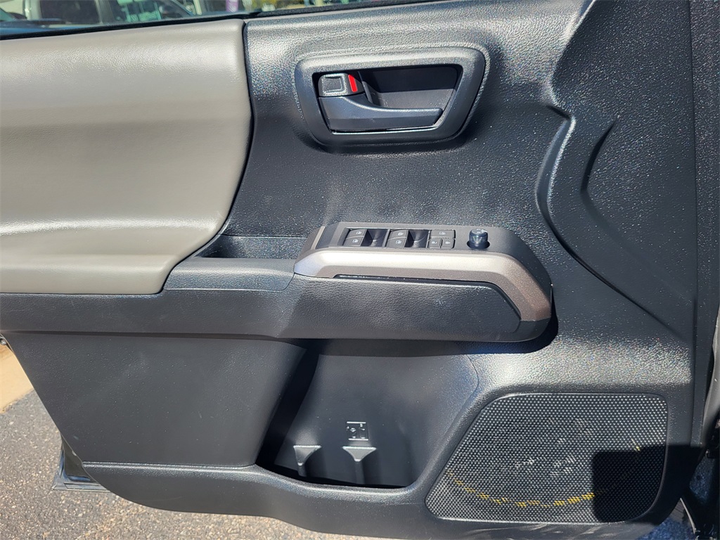 2021 Toyota Tacoma SR5 photo 13