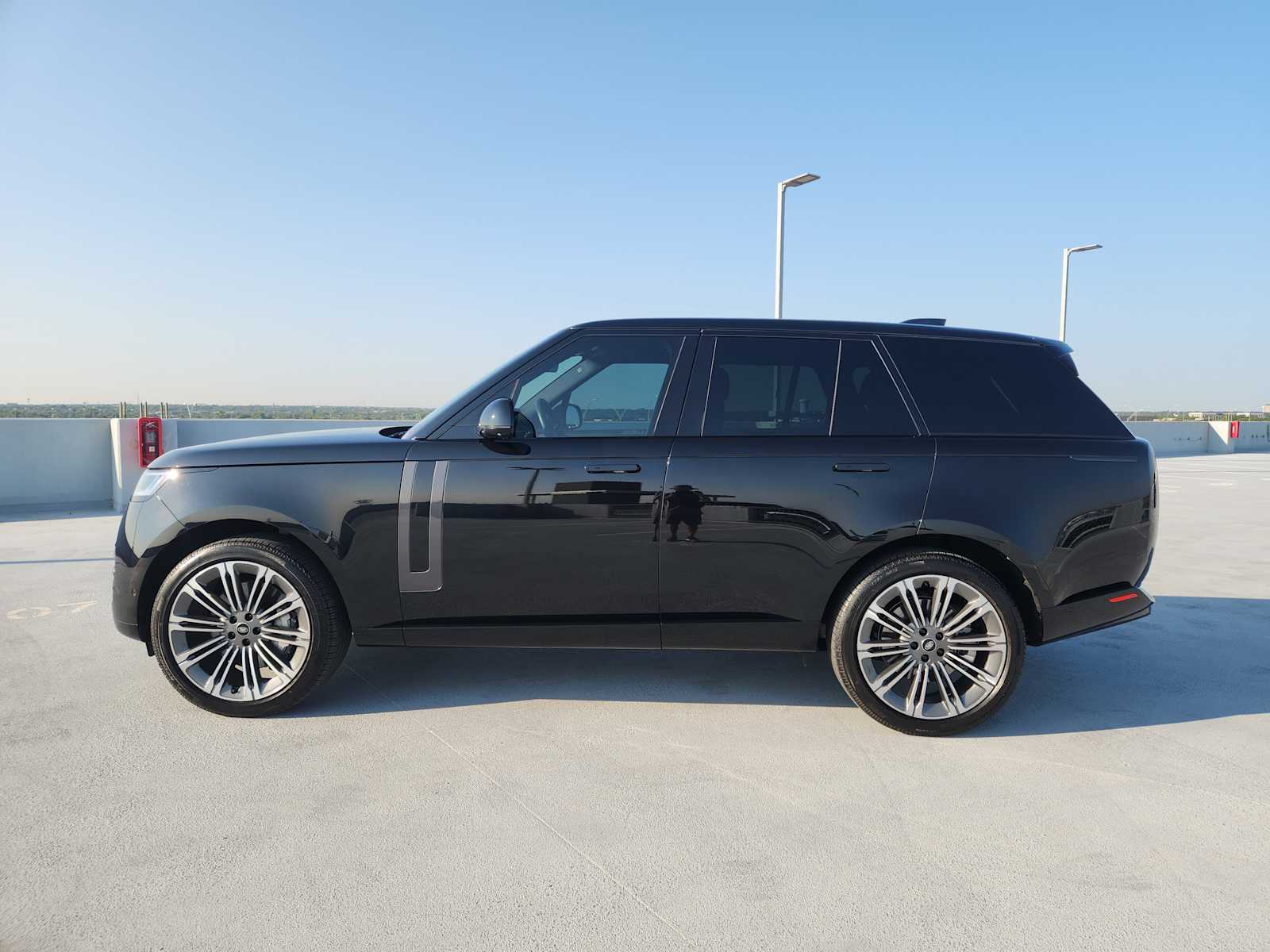 2025 Land Rover Range Rover SE photo 4
