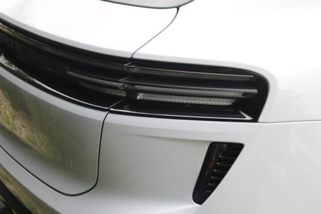 2025 Porsche Macan Electric Turbo photo 12