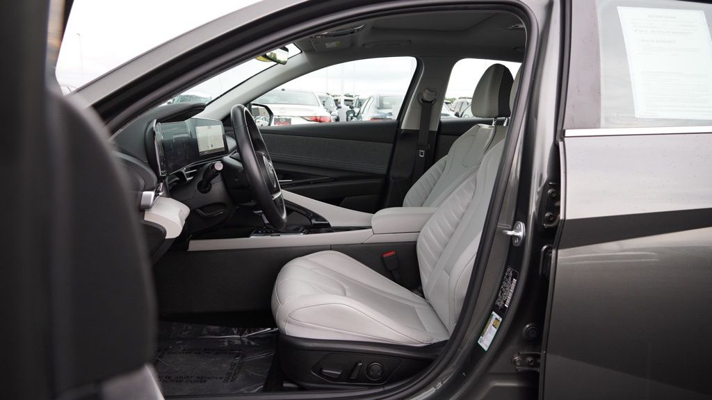 2024 Hyundai Elantra Limited photo 10