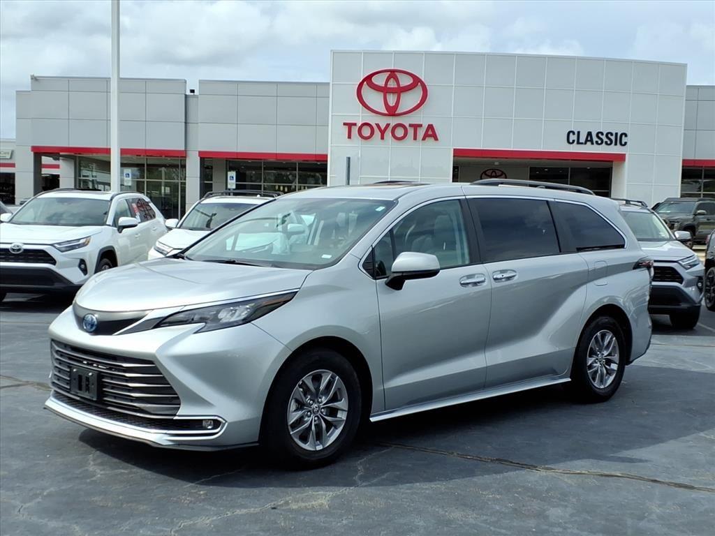 2024 Toyota Sienna XLE's photo