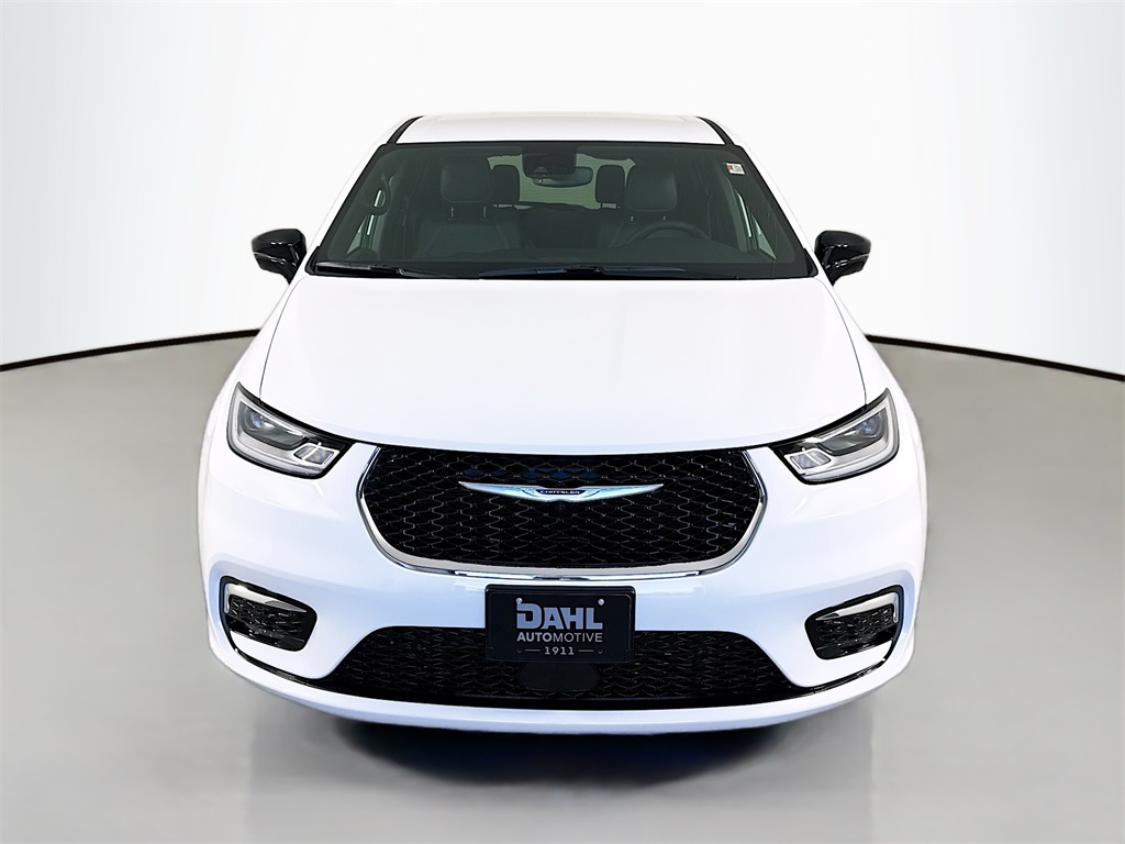 2026 Chrysler Pacifica photo 3