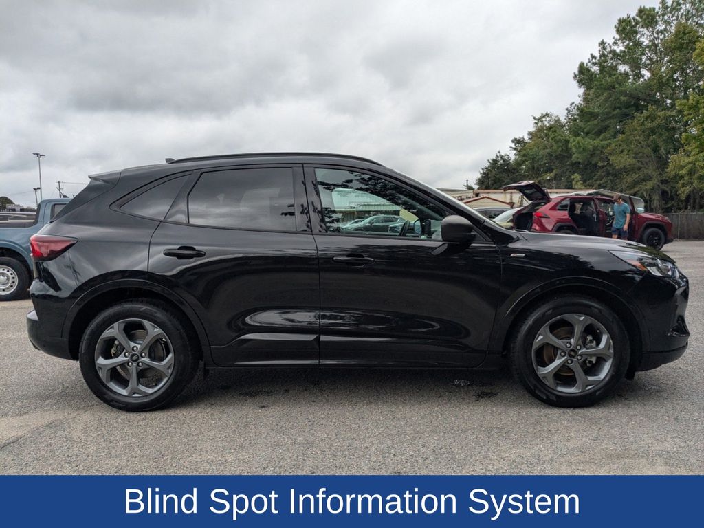 2023 Ford Escape ST-Line photo 2