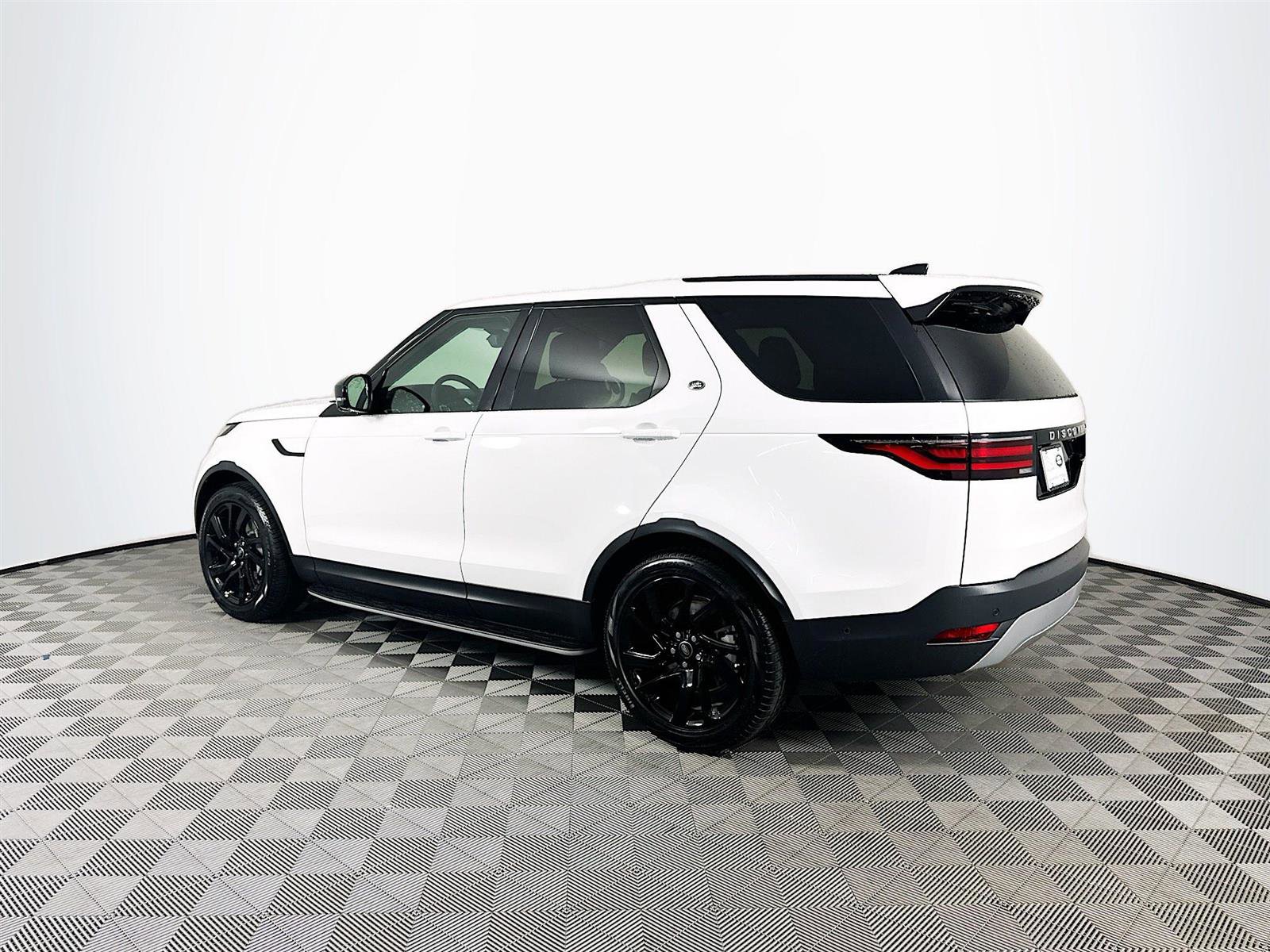 2024 Land Rover Discovery S photo 7