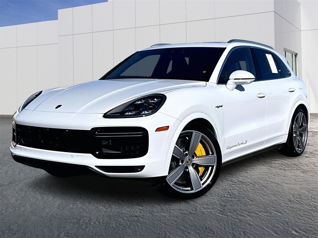 2023 Porsche Cayenne Turbo S E-Hybrid's photo