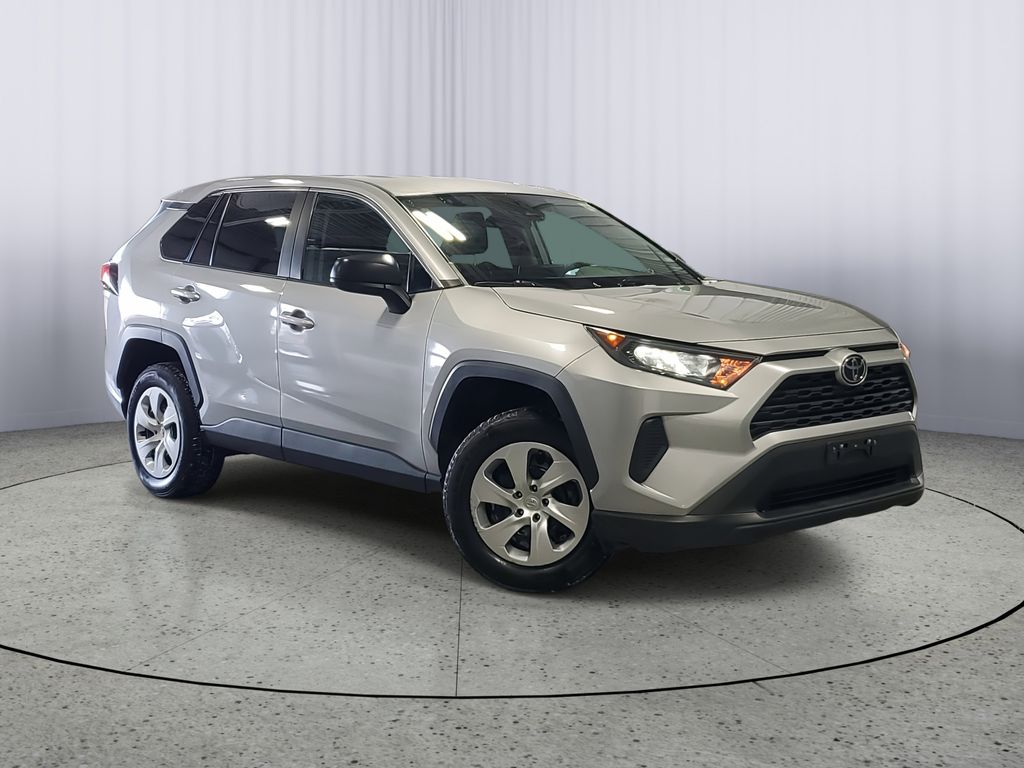 2022 Toyota RAV4 LE's photo