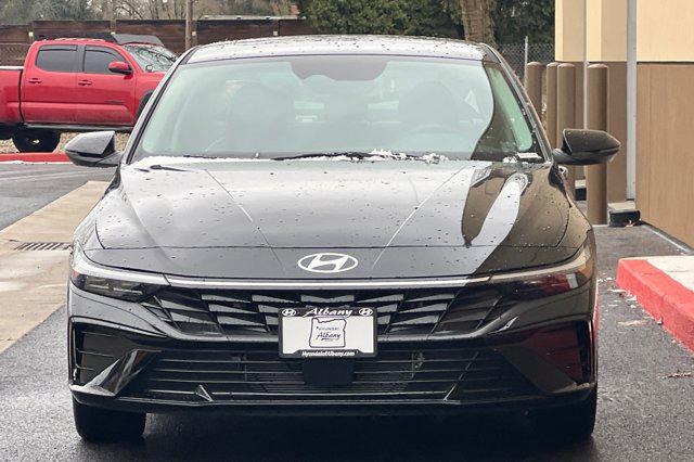 2025 Hyundai Elantra Hybrid Limited photo 3
