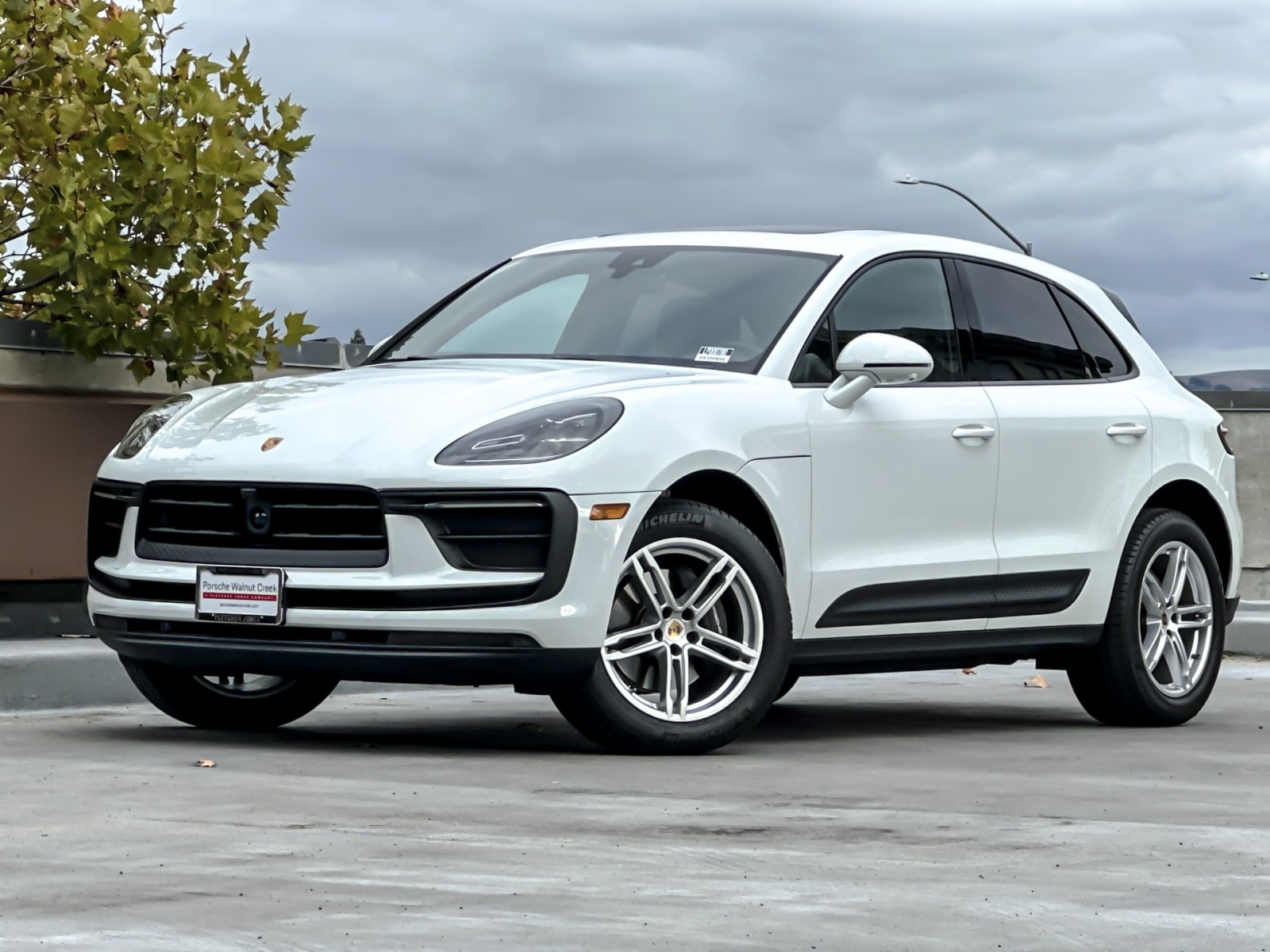 2025 Porsche Macan T photo 2