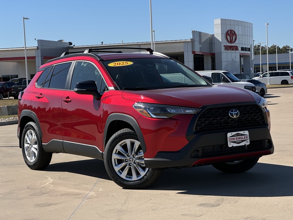 2025 Toyota Corolla Cross LE's photo