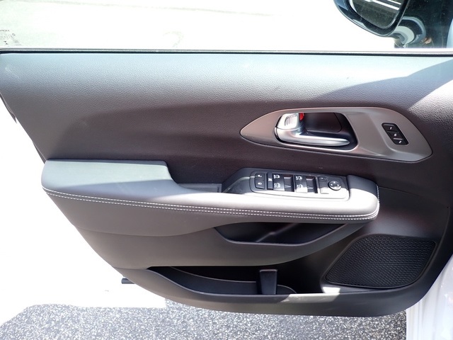 2025 Chrysler Pacifica photo 16