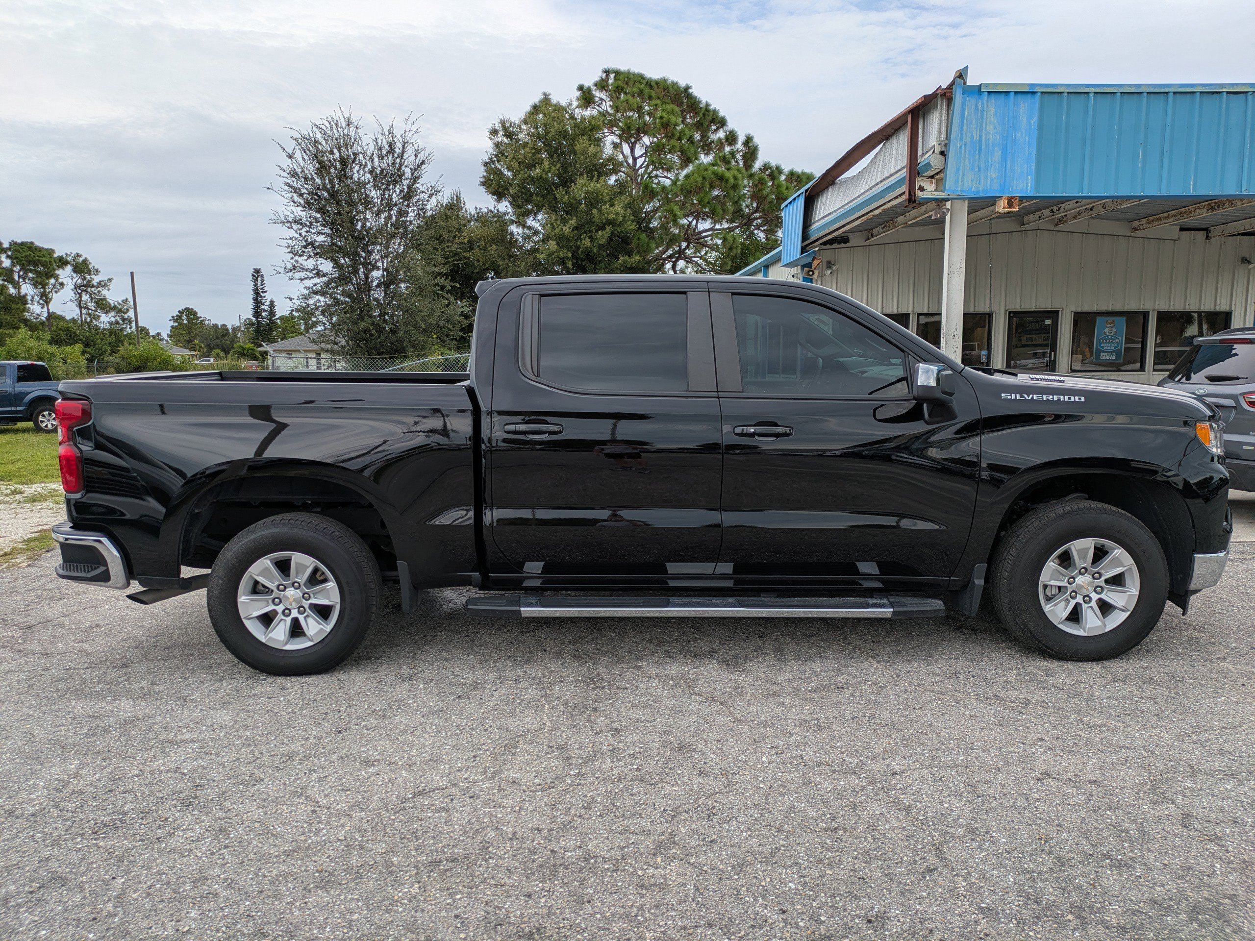 2023 Chevrolet Silverado 1500 LT photo 3