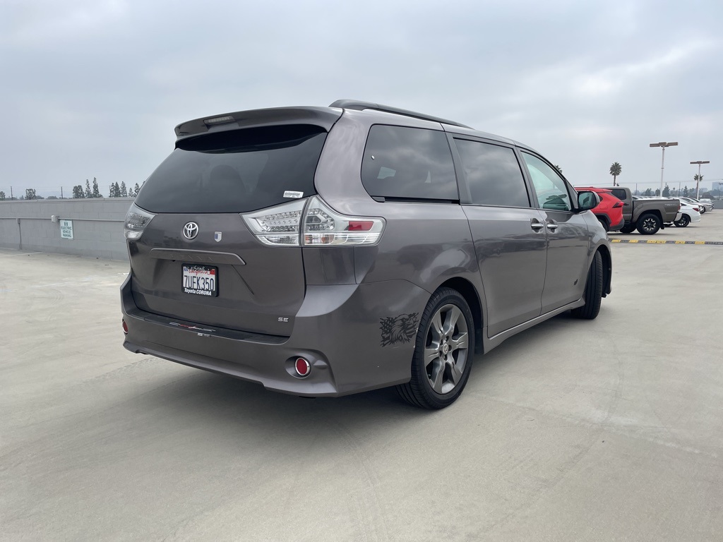2016 Toyota Sienna L photo 2
