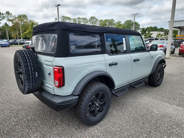 2024 Ford Bronco Black Diamond photo 3
