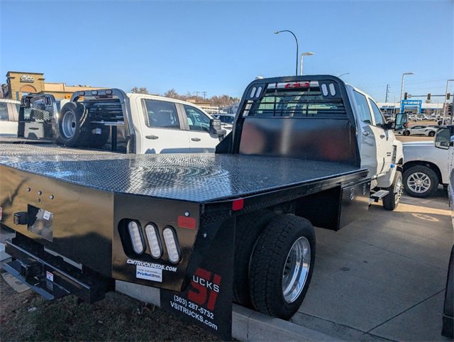 2024 Chevrolet Silverado 5500HD LT photo 2