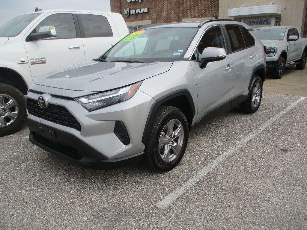 2024 Toyota RAV4 XLE photo 3