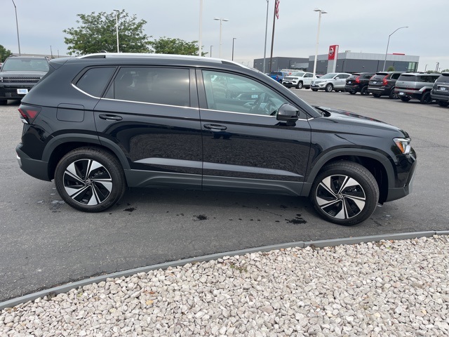 2025 Volkswagen Taos SE photo 5