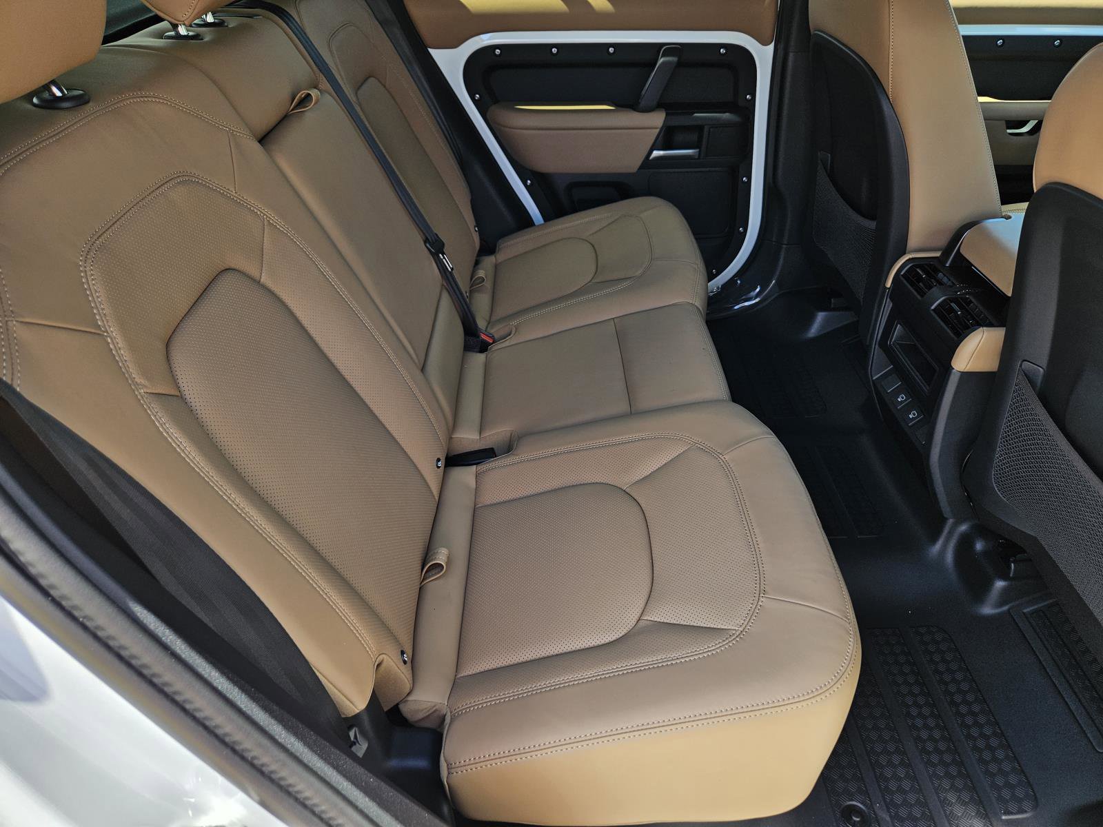 2025 Land Rover Defender 110 X-Dynamic SE photo 31