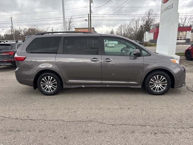 2019 Toyota Sienna XLE photo 2